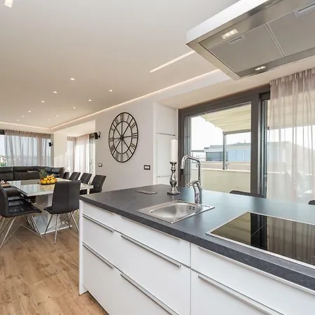 Luxury Penthouse Cosmacendi شقة زادار